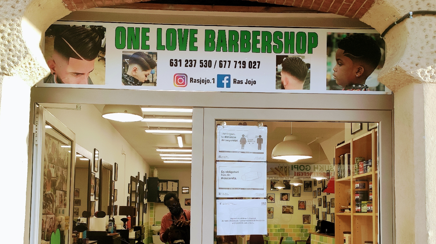 The full storefront of Perruqueria One Love Barbershop